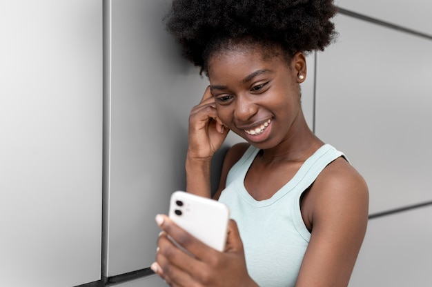 Afro-Amerikaanse vrouw die een selfie maakt met haar smartphone