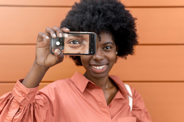 Gratis foto afro-amerikaanse vrouw die een selfie van haar oog maakt