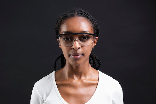 Afro-Amerikaanse vrouw die een transparante bril draagt