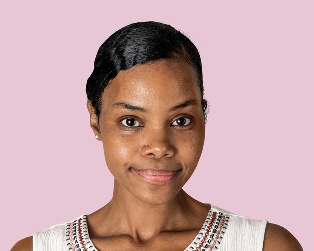 Afro-Amerikaanse vrouw draagt een roze lint voor borstkanker aw