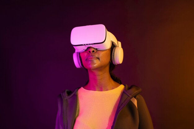 Afro-Amerikaanse vrouw in virtual reality-bril slimme technologie