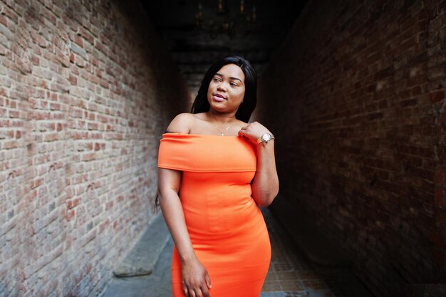 Afro-Amerikaanse vrouw model XXL in oranje jurk