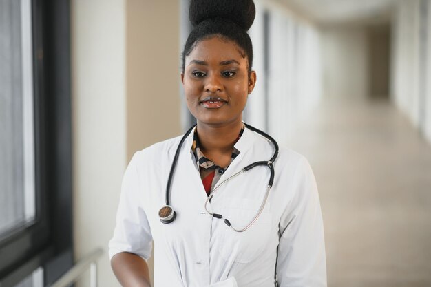 Afro-amerikaanse vrouwelijke arts in ziekenhuisgang