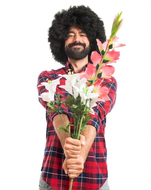 Afro man die bloemen houdt