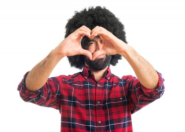 Afro man maakt een hart met zijn handen