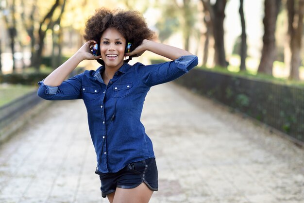 afrovrouw leuke muziek jonge