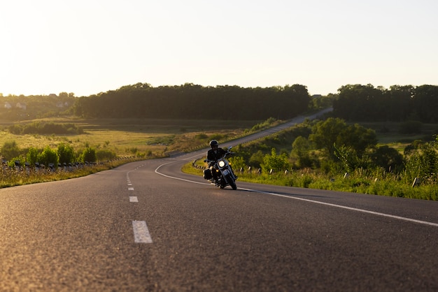 Afstandsschot man op een motorfiets