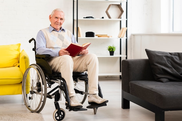 Afstandsschot oude man zittend op rolstoel