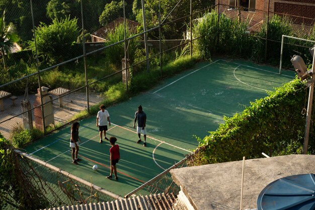 Afstandsschoten vrienden die voetballen