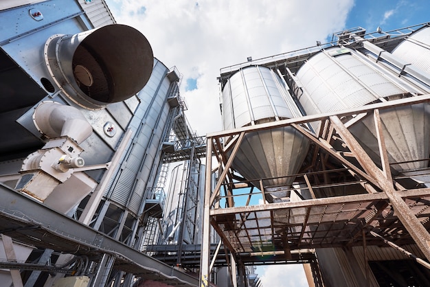 Agrarische silo's. Buitenkant van het gebouw.