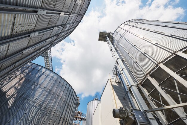 Agrarische silo's. Buitenkant van het gebouw.