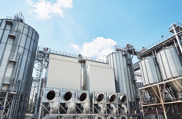 Agrarische silo's. Buitenkant van het gebouw.