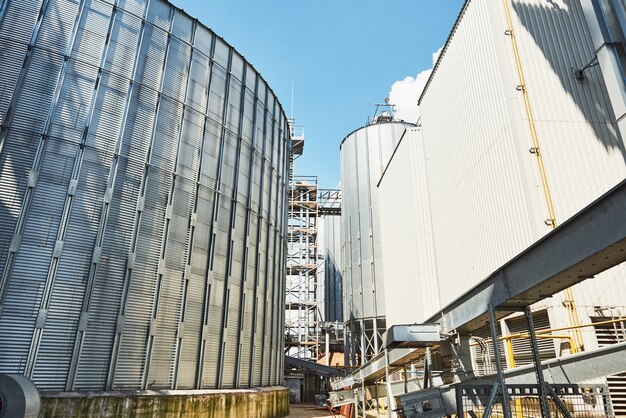 Agrarische silo's. Buitenkant van het gebouw.