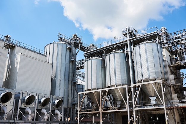 Agrarische silo's. Buitenkant van het gebouw.