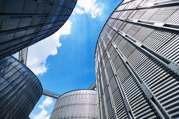 Agrarische silo's. Buitenkant van het gebouw.