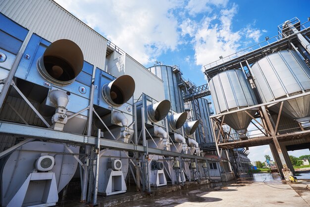 Agrarische silo's. Buitenkant van het gebouw.