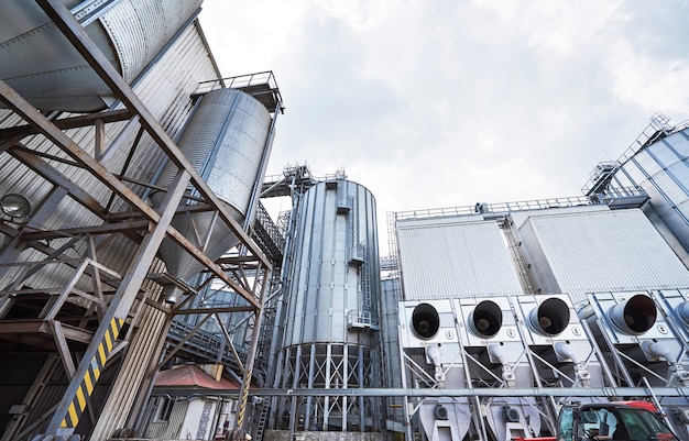 Agrarische silo's. Buitenkant van het gebouw.