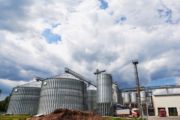 Agrarische silo's. Buitenkant van het gebouw.