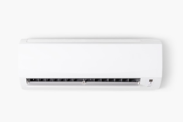 Airconditioner gemonteerd op een witte muur