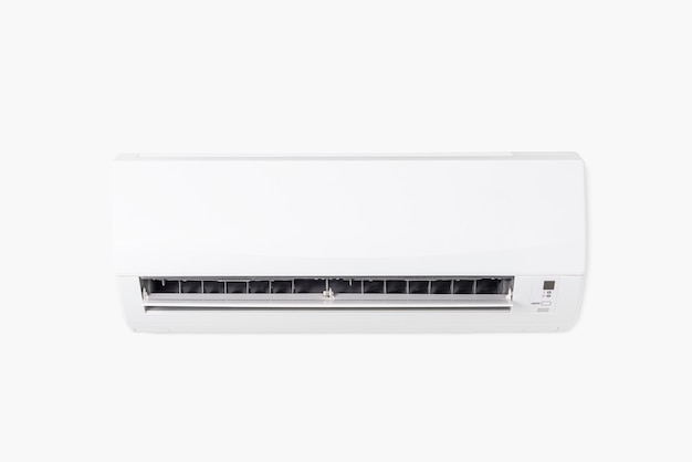 Airconditioner gemonteerd op een witte muur