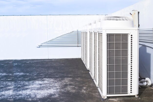Airconditioning buitenunit compressor installeren buiten het gebouw