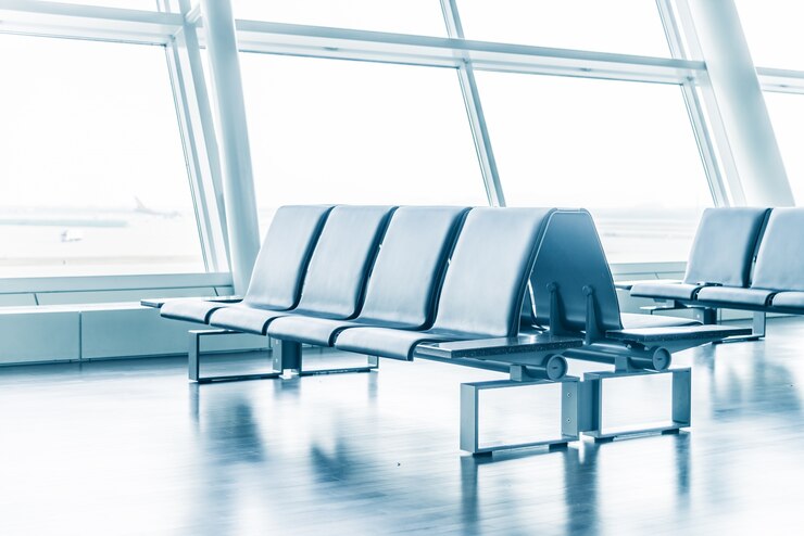 Gratis Foto airport met stoelen en grote ramen