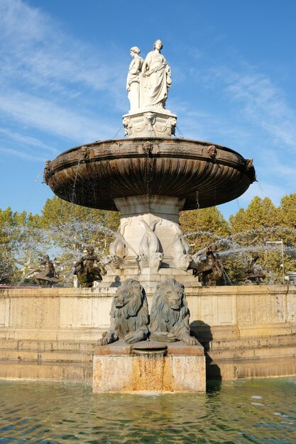 Aix-en-Provence, Frankrijk - 18 oktober 2017: de beroemde fontein Rotonde aan de voet van de marktstraat Cours Mirabeau