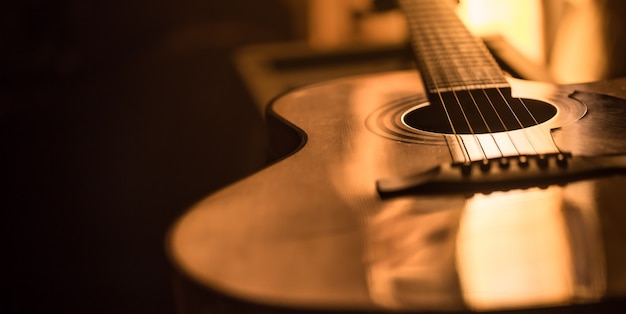akoestische gitaar close-up op een prachtig gekleurde achtergrond