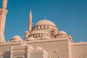 Gratis foto al maghfirah-moskee in de vae met zijn koepels en torens onder de heldere hemel
