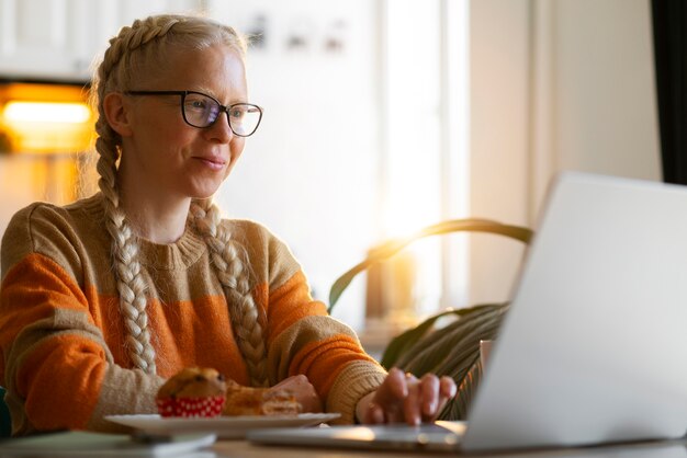 Albino persoon die thuis activiteiten doet