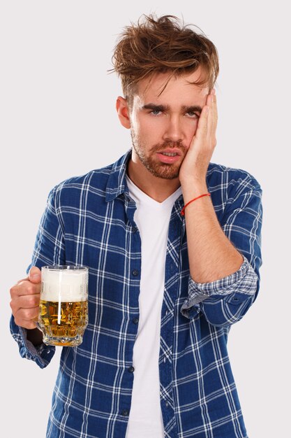 Alcohol. Man in blauw shirt met bier