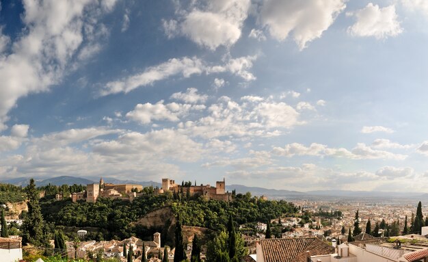 Alhambra en Granada met blauwe hemel