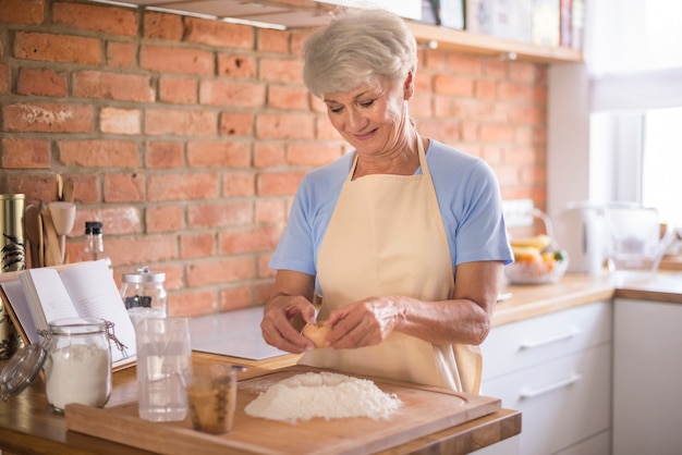 Alle ingrediënten in het deeg doen