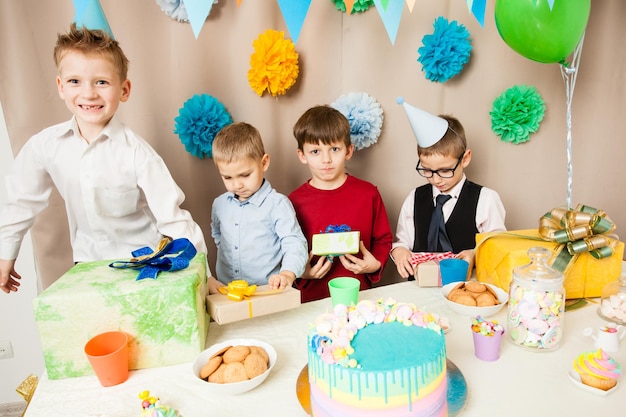 Alleen jongens, happy birthday party met raibow cake