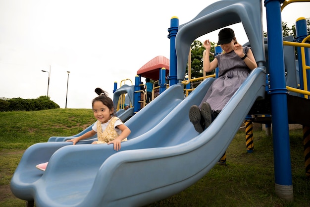 Alleenstaande moeder speelt met haar dochter