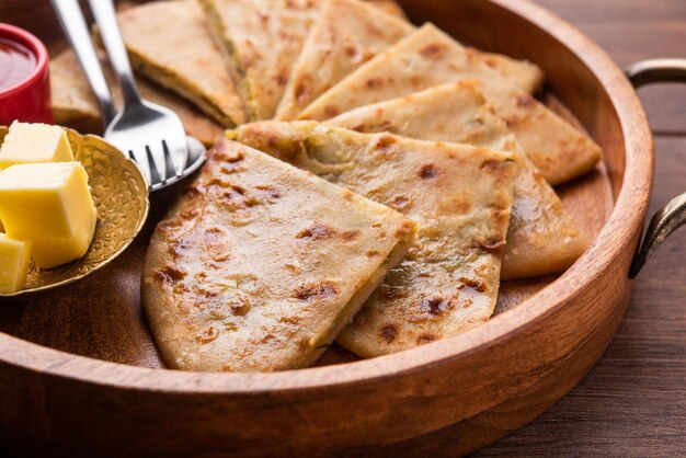 Aloo paratha of gobi paratha ook bekend als aardappel of bloemkool gevulde flatbread schotel afkomstig van het indiase subcontinent
