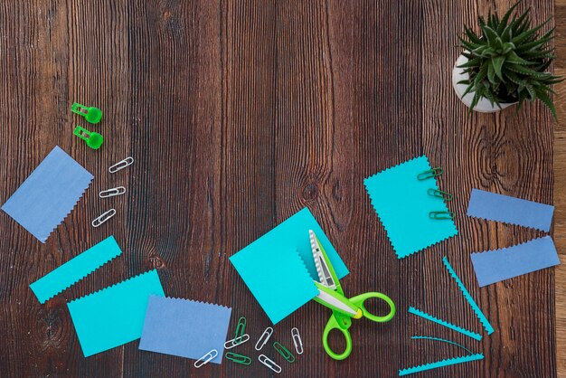 Ambachtelijke accessoires en potplanten op houten tafel