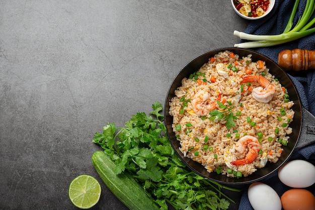 Gratis foto american shrimp fried rice geserveerd met chili fish sauce thai food.