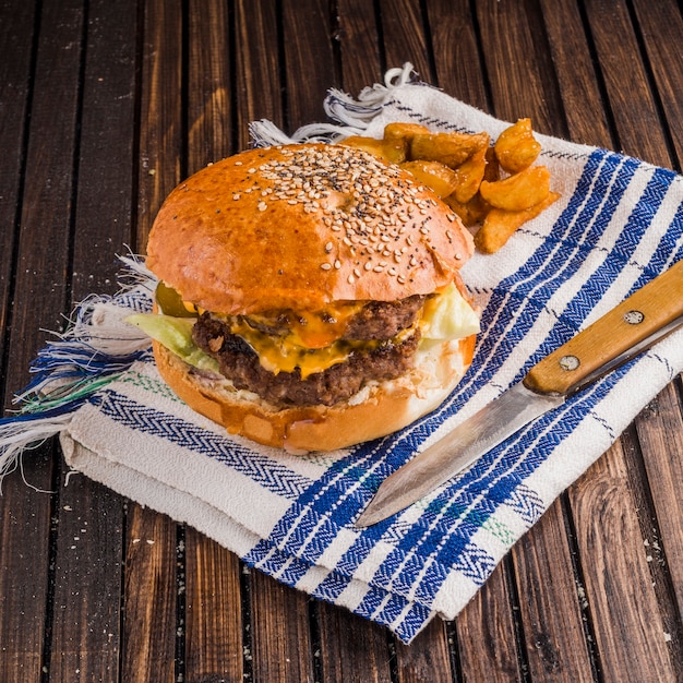 Gratis foto amerikaanse hamburger met frieten