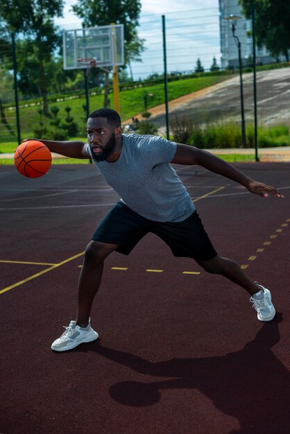 Amerikaanse man spelen basketbal afstandsschot