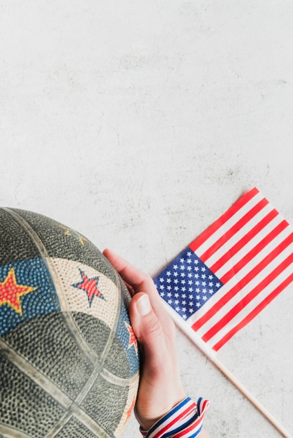 Gratis foto amerikaanse vlag en hand met basketbal