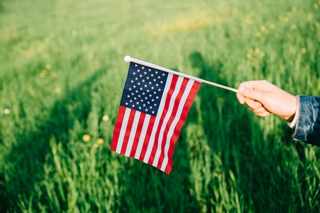 Amerikaanse vlag in vrouwenhand