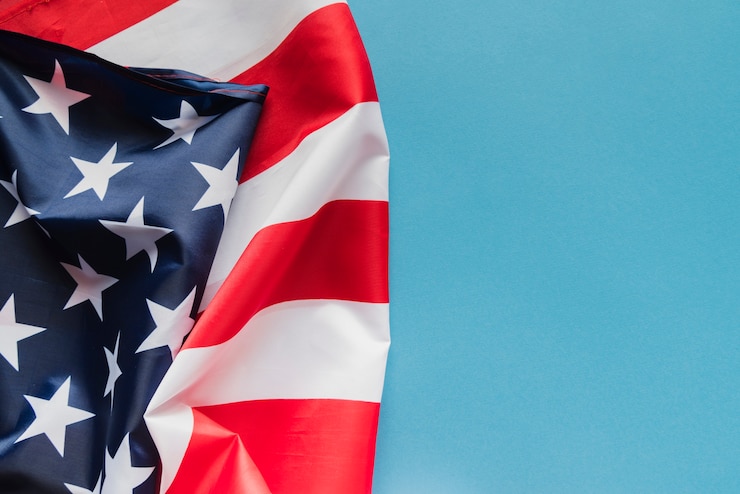 Gratis Foto amerikaanse vlag op blauwe achtergrond