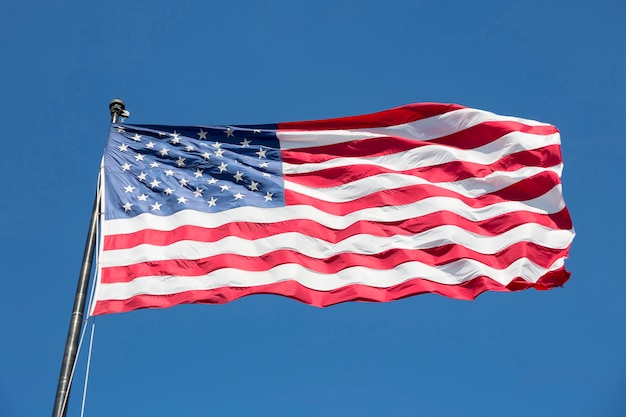 Amerikaanse vlag op de blauwe hemel, Verenigde Staten.
