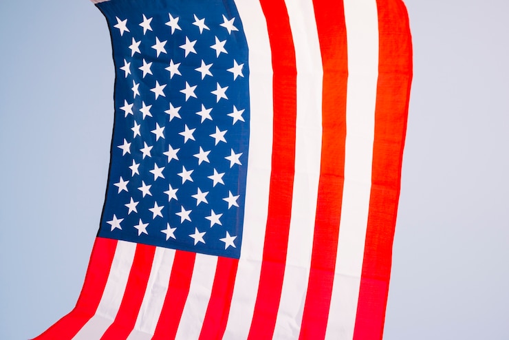 Gratis Foto amerikaanse vlag op hemelachtergrond