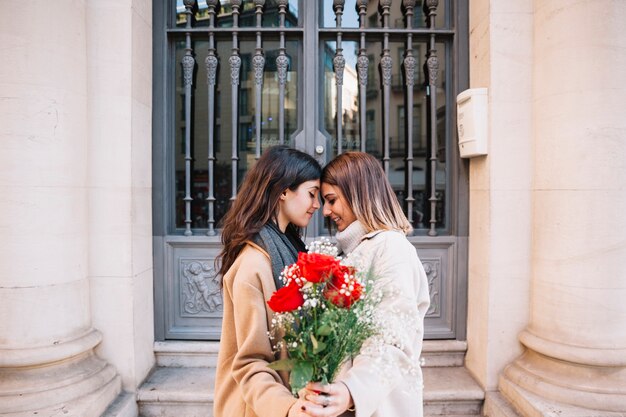 Amoureuze vriendinnen poseren met bloemen