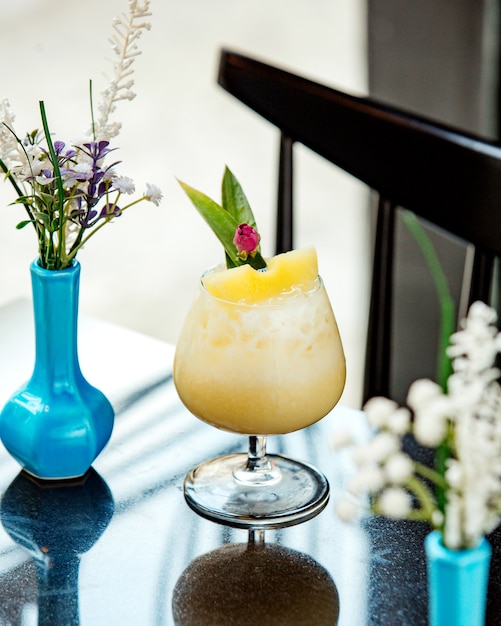 Ananas cocktail op tafel