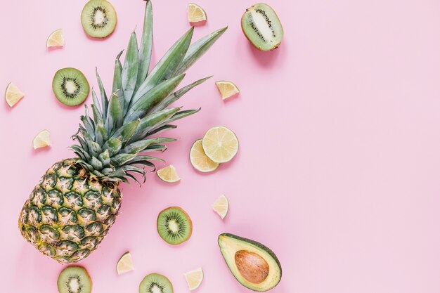 Ananas dichtbij geassorteerde vruchten