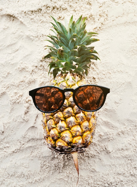 Ananas dragen zonnebril strand zomer concept