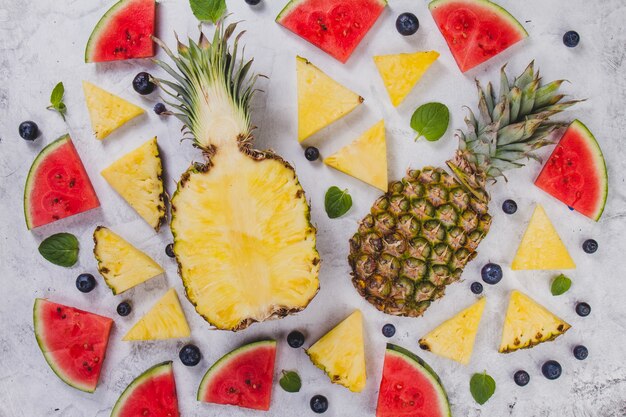 Ananas en andere vruchten voor het zomerseizoen